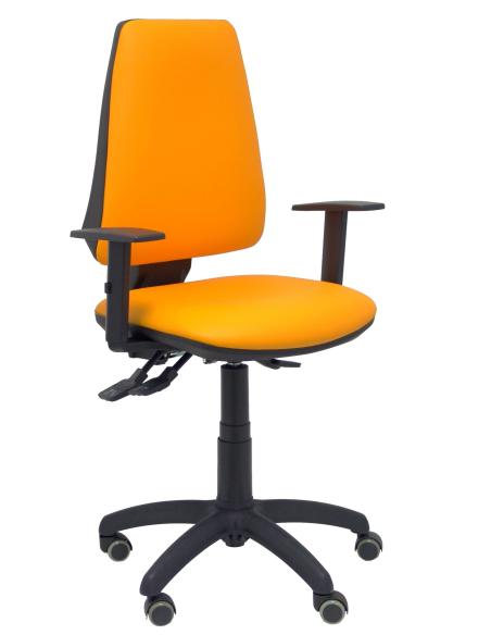 Piqueras y Crespo Silla Elche asincro similpiel naranja con brazo regulable y ruedas de parqué
